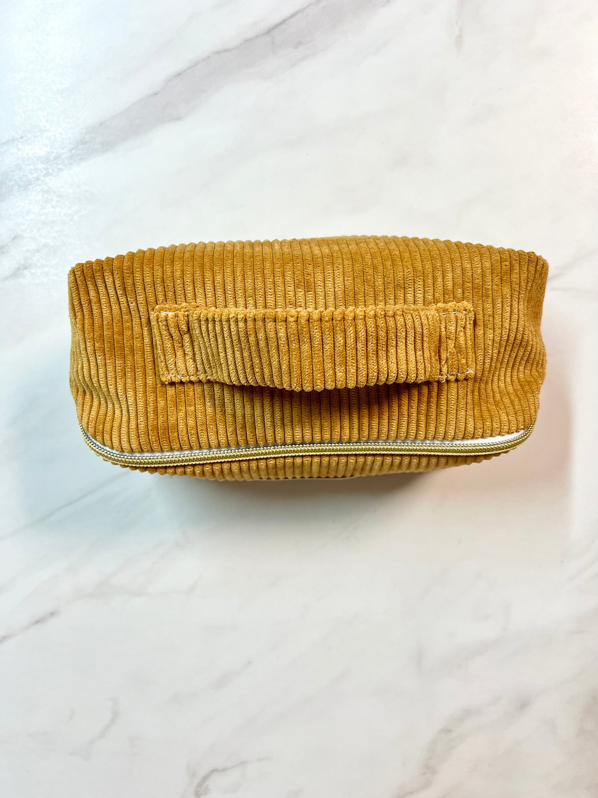 Trousse de toilette et maquillage en velours côtelé moutarde - Ouverture à plat - Amma Atelier