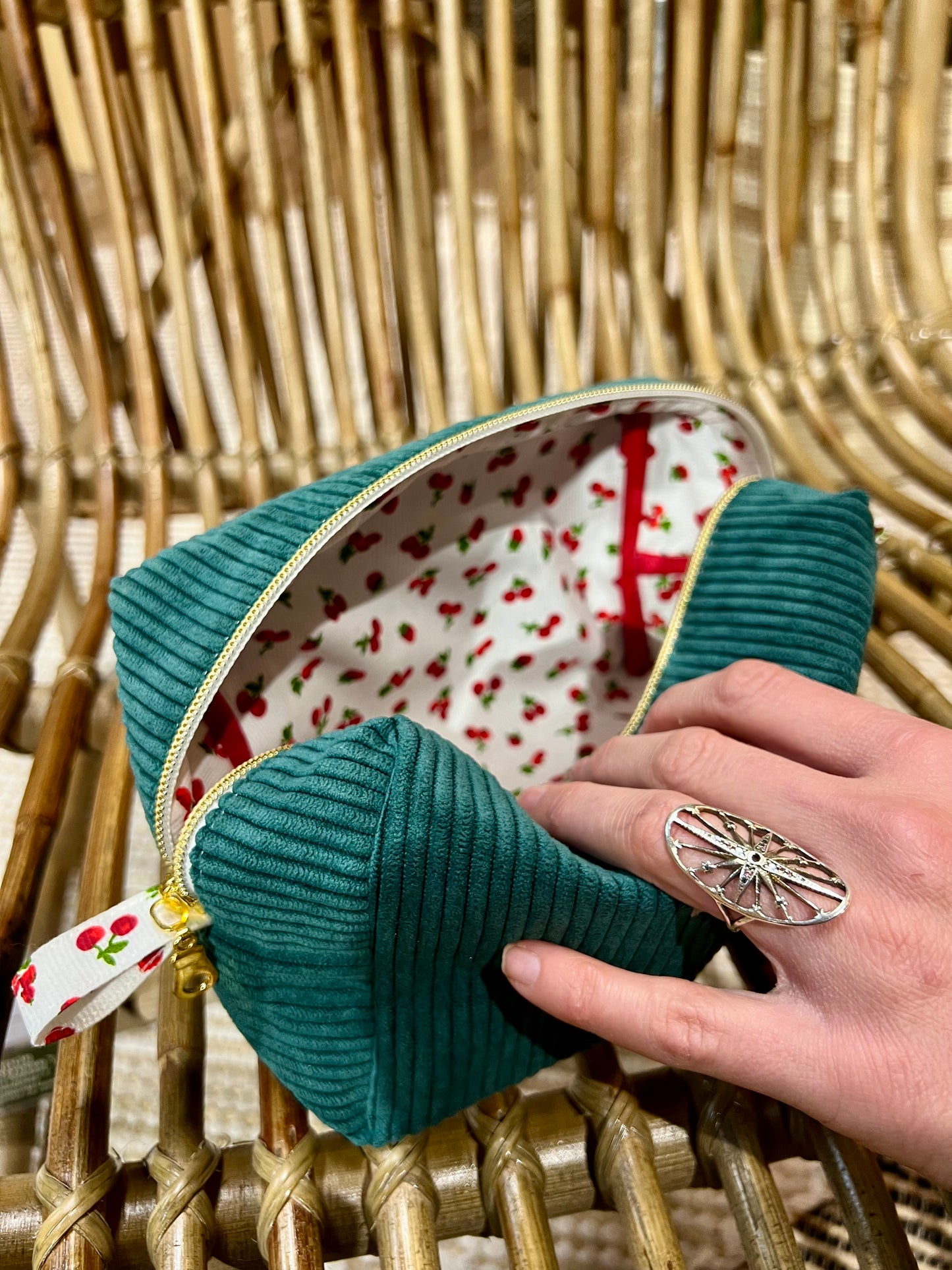 Trousse de toilette velours côtelé vert Amma Atelier avec la doublure cerise