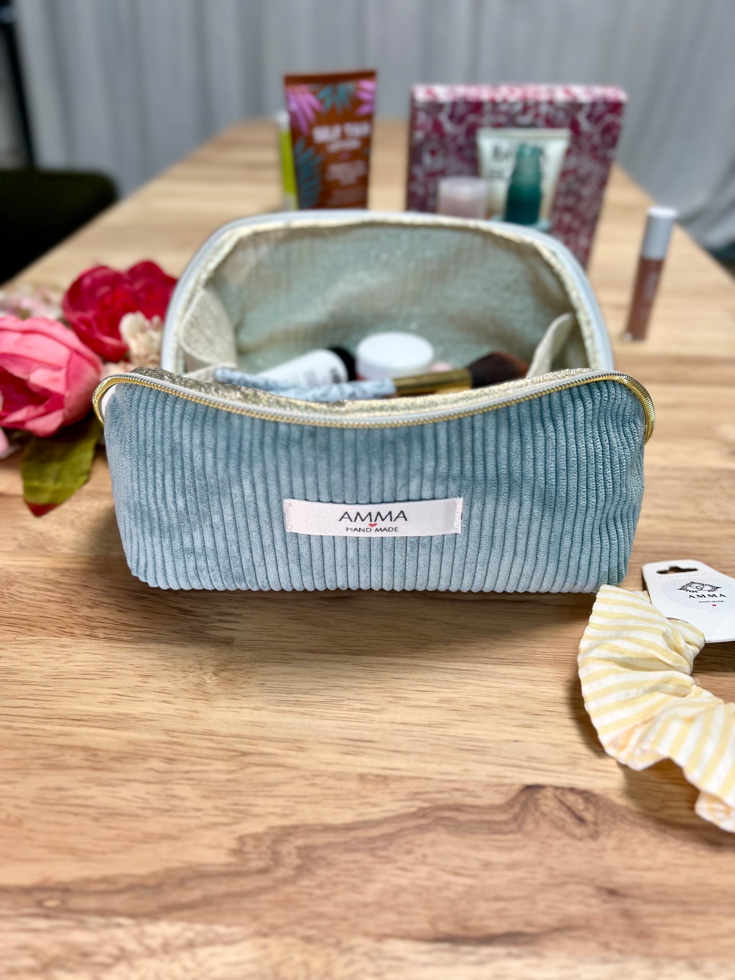 Trousse de toilette et maquillage en velours côtelé - Bleu Ciel - Ouverture à plat - Amma Atelier