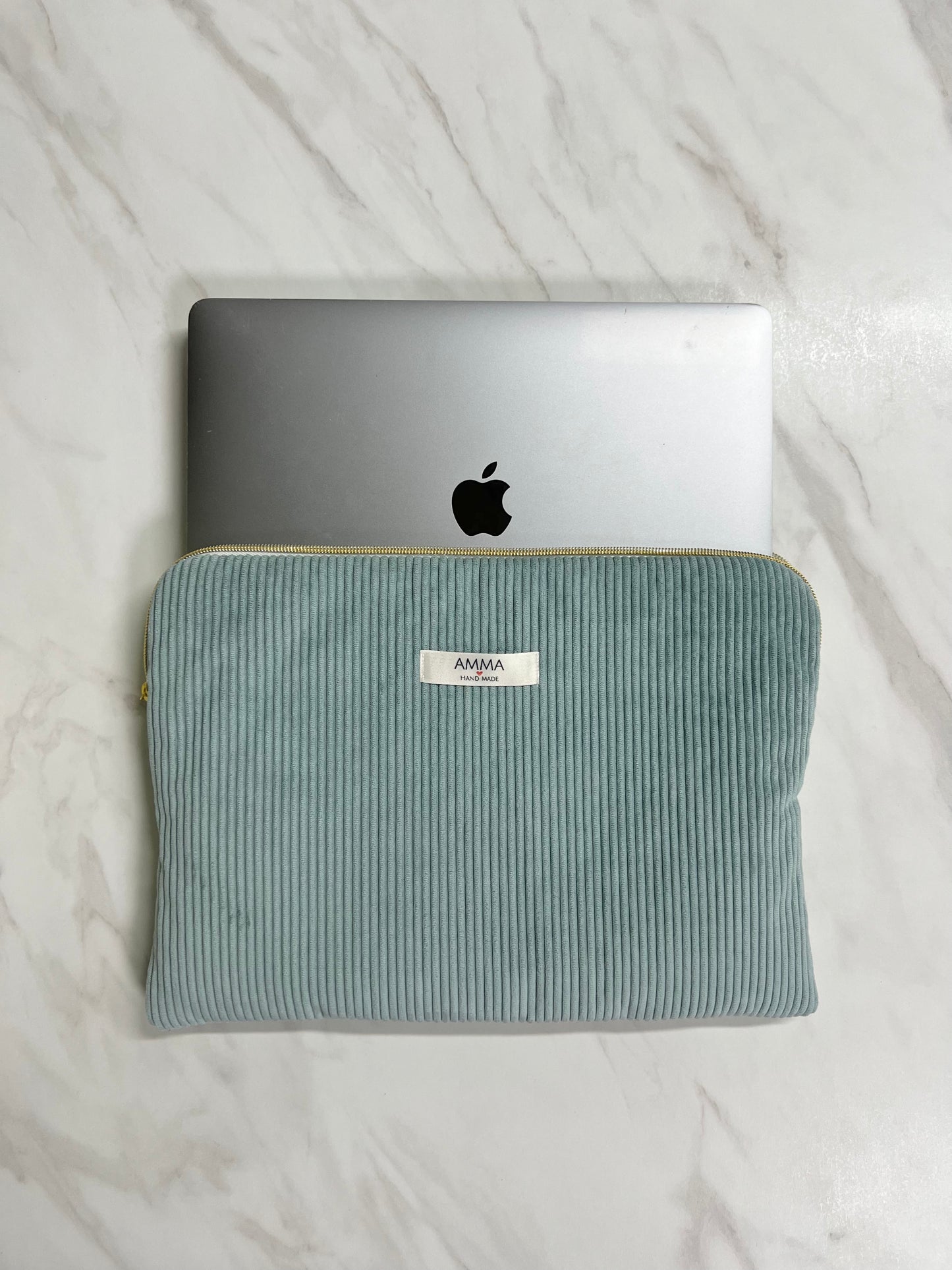 Housse ordinateur velours côtelé bleu ciel et macbook Pro Apple