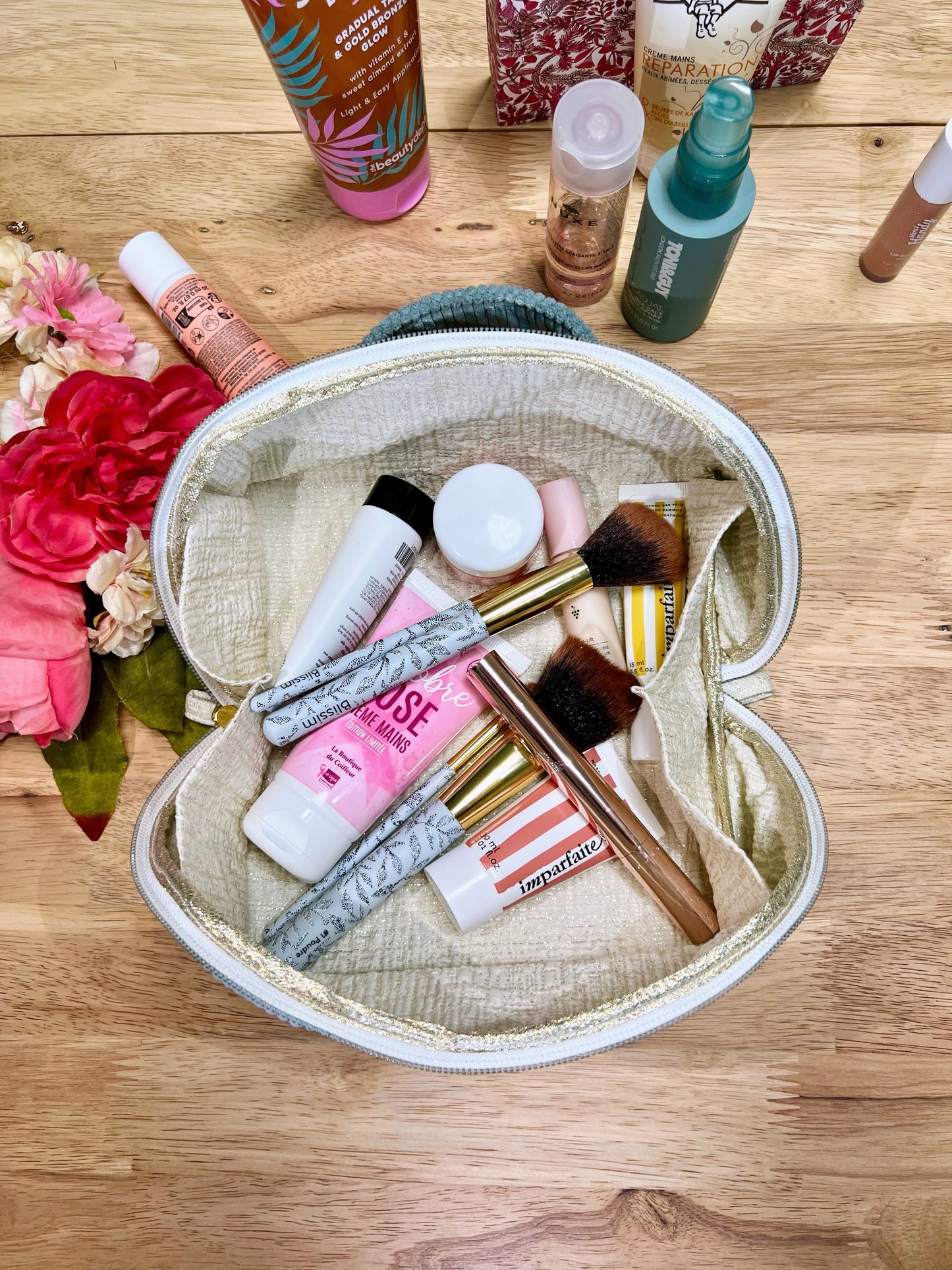 Trousse de toilette et maquillage en velours côtelé - Bleu Ciel - Ouverture à plat - Amma Atelier