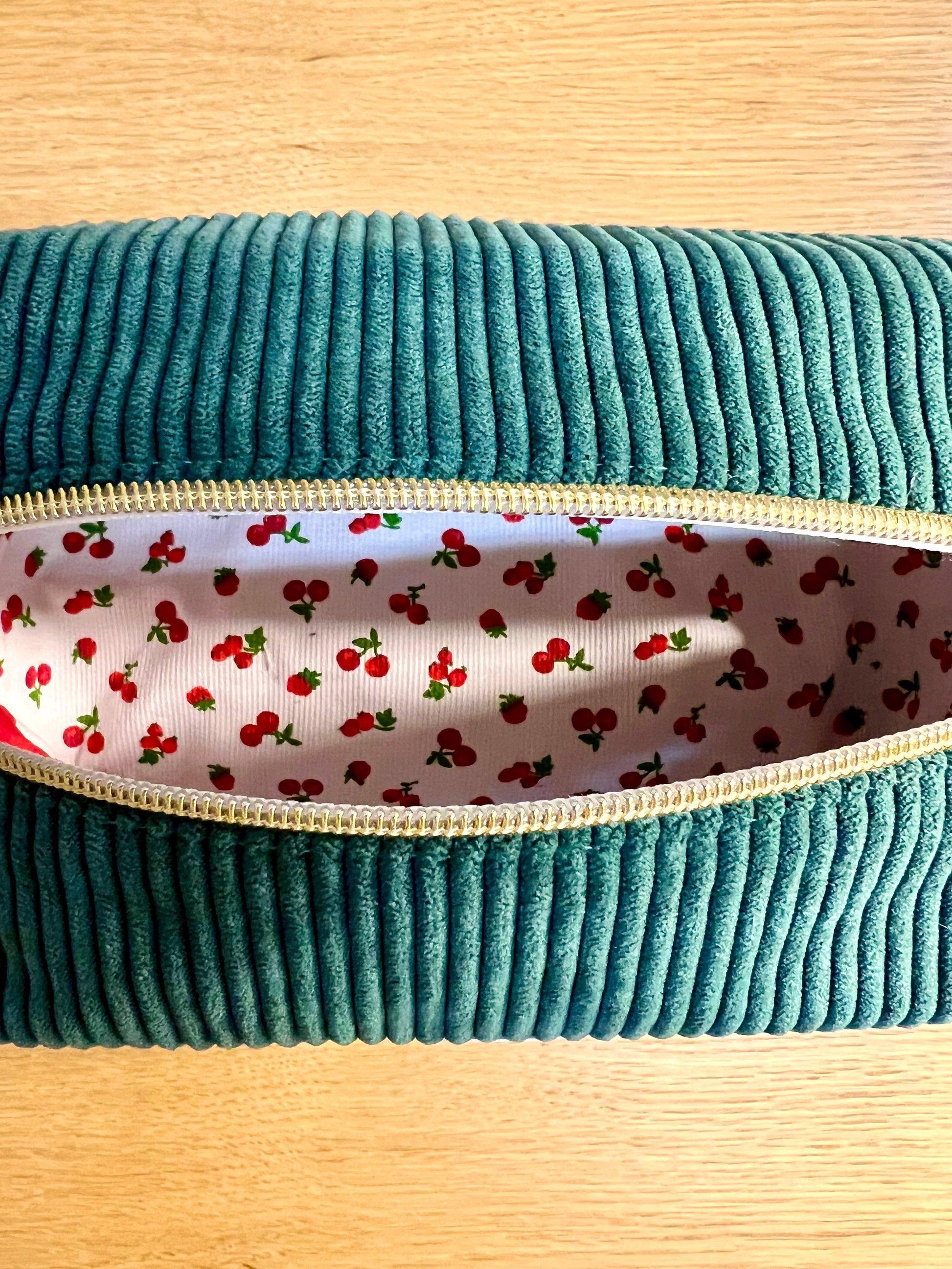 Trousse de toilette velours côtelé vert Amma Atelier et doublure cerise