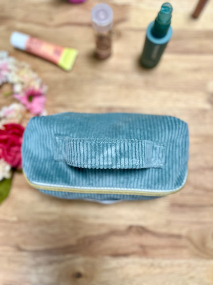 Trousse de toilette et maquillage en velours côtelé - Bleu Ciel - Ouverture à plat - Amma Atelier