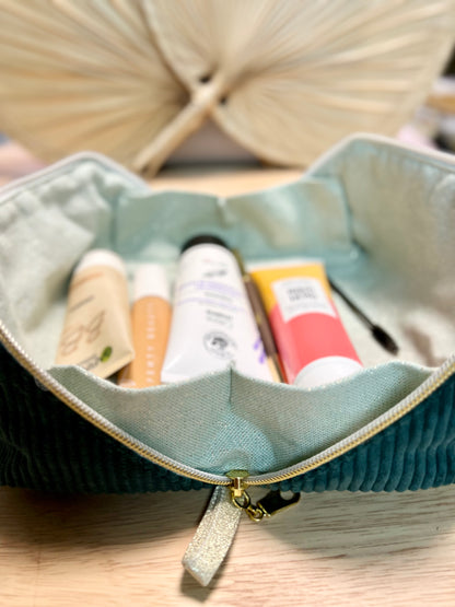 Trousse de toilette et maquillage en velours côtelé vert sapin - Ouverture à plat pour un rangement facile - Amma Atelier